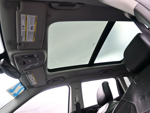 Used 2022 Jeep Compass Limited w/ Sun and Sound Group image 17