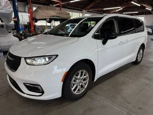 Used 2024 Chrysler Pacifica Touring-L FWD image 1