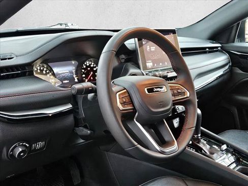 Used 2025 Jeep Compass Trailhawk AWD/4WD image 10
