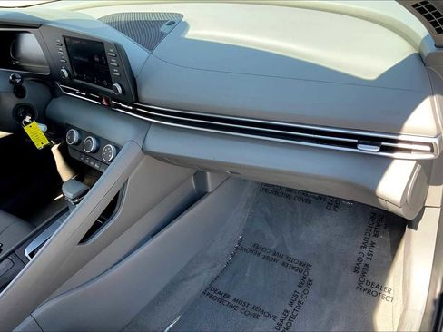 Used 2024 Hyundai Elantra SE image 16
