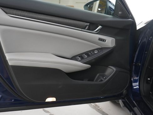 Used 2020 Honda Accord Touring image 17