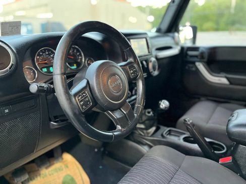 Used 2012 Jeep Wrangler Unlimited Rubicon w/ Connectivity Group AWD/4WD image 11