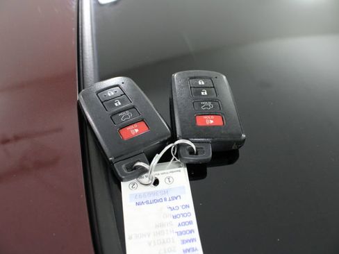 Used 2017 Toyota Highlander XLE image 12