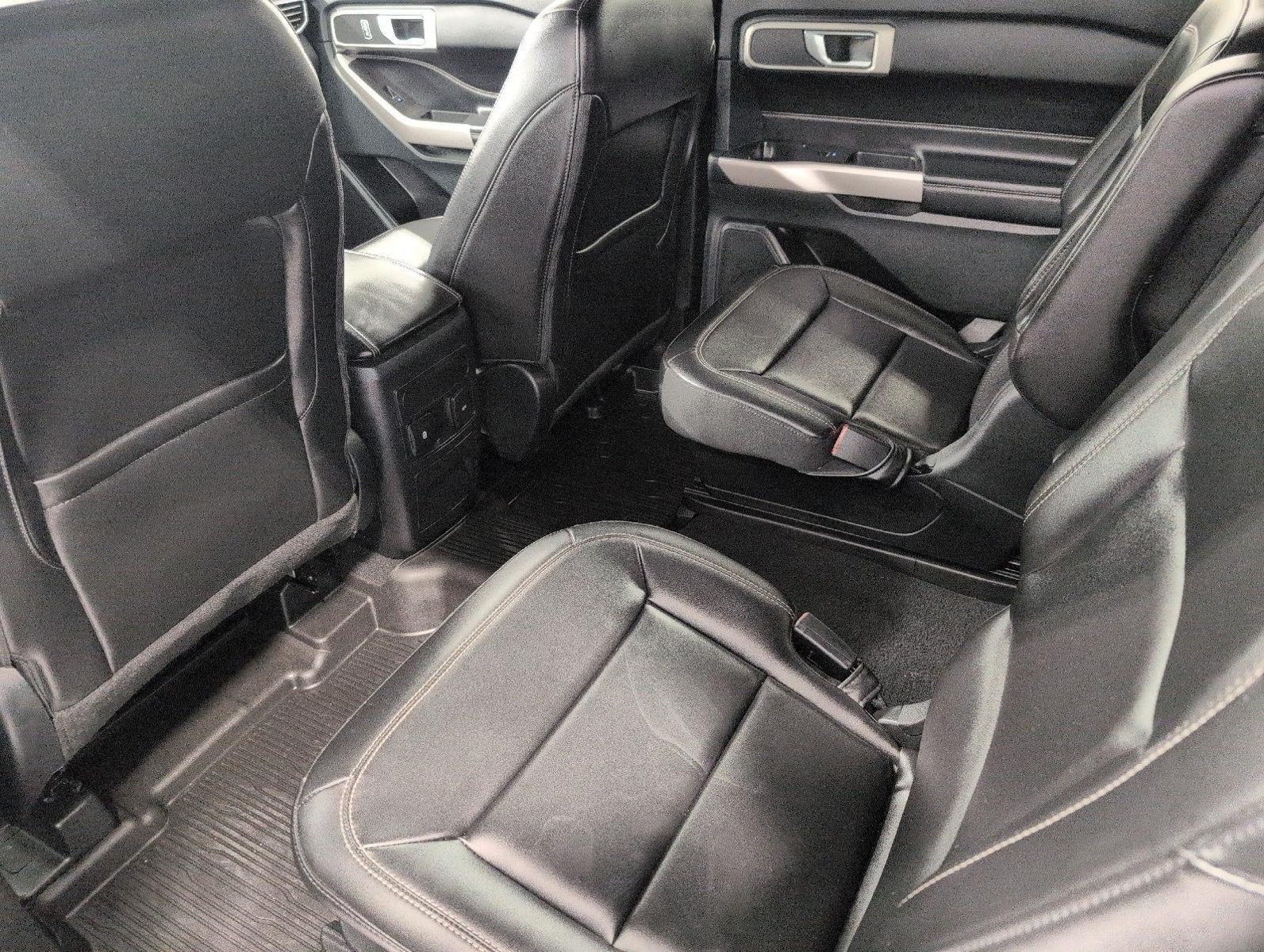 Used 2024 Ford Explorer XLT w/ Equipment Group 202A AWD/4WD image 22