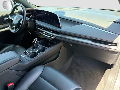 Certified 2025 Cadillac XT4 Premium Luxury FWD image 28