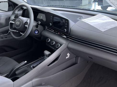 Used 2025 Hyundai Elantra SE image 30