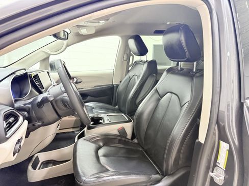 Used 2022 Chrysler Pacifica Touring-L image 12