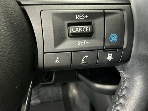 Used 2025 Nissan Pathfinder SV image 10