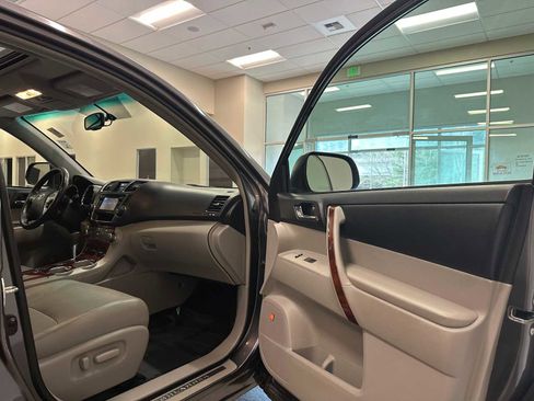 Used 2013 Toyota Highlander Limited image 30
