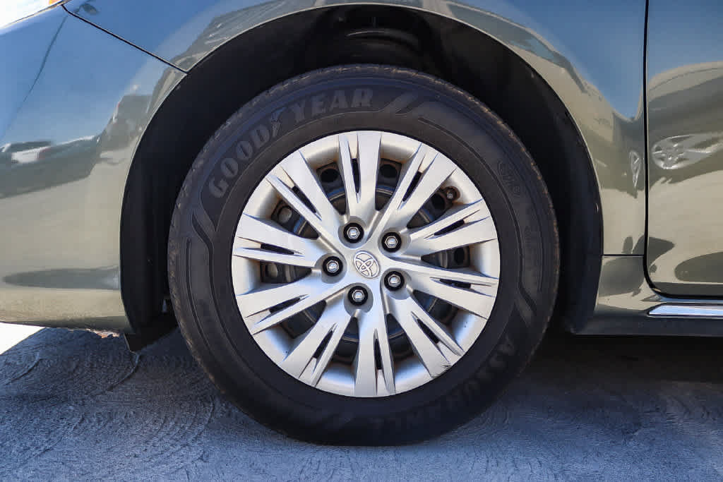 Used 2014 Toyota Camry LE FWD image 11