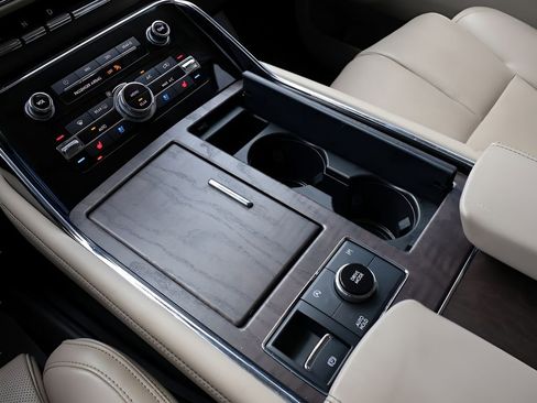 Used 2024 Lincoln Navigator Premiere AWD/4WD image 28