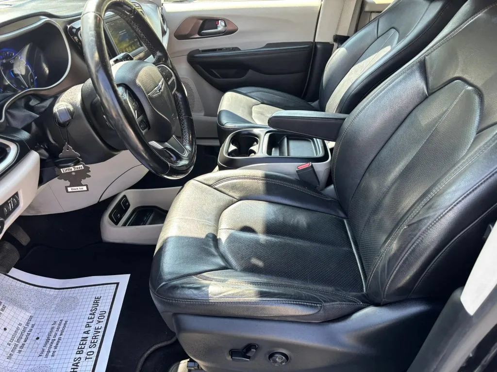 Used 2019 Chrysler Pacifica Touring-L FWD image 10