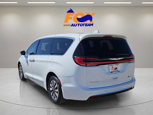 Used 2022 Chrysler Pacifica Limited image 3