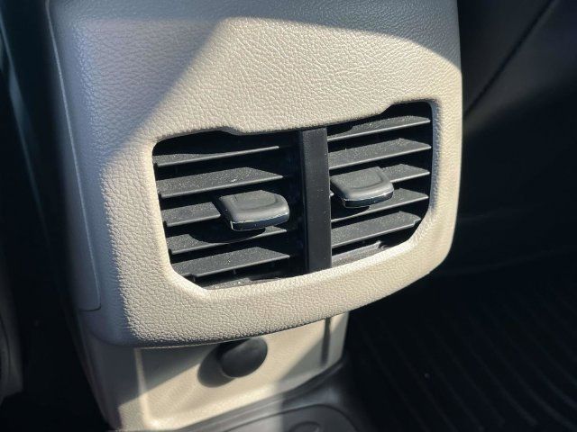 Used 2020 Ford Fusion SE FWD image 19