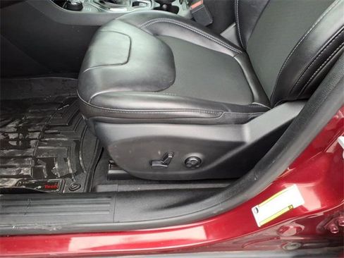 Certified 2019 Jeep Cherokee Latitude Plus w/ Cold Weather Group image 13