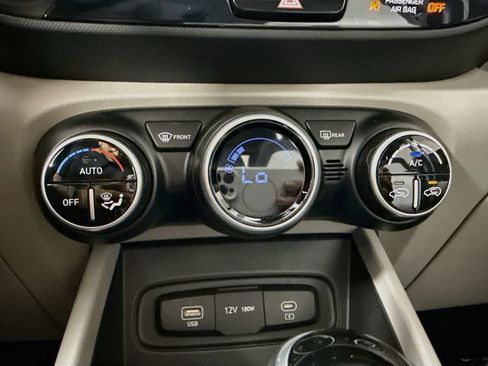 Used 2023 Hyundai Venue SEL FWD image 15