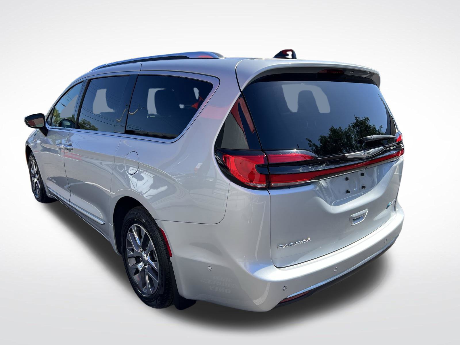 Used 2023 Chrysler Pacifica Pinnacle FWD image 6