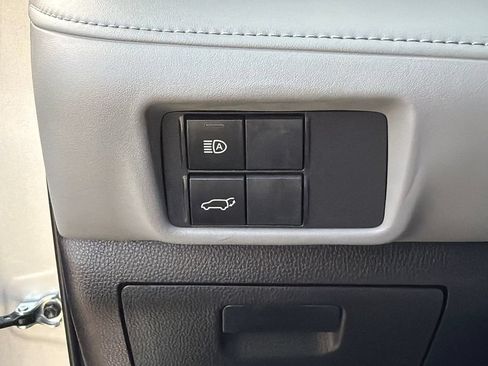 Used 2022 Toyota Highlander XLE AWD/4WD image 24