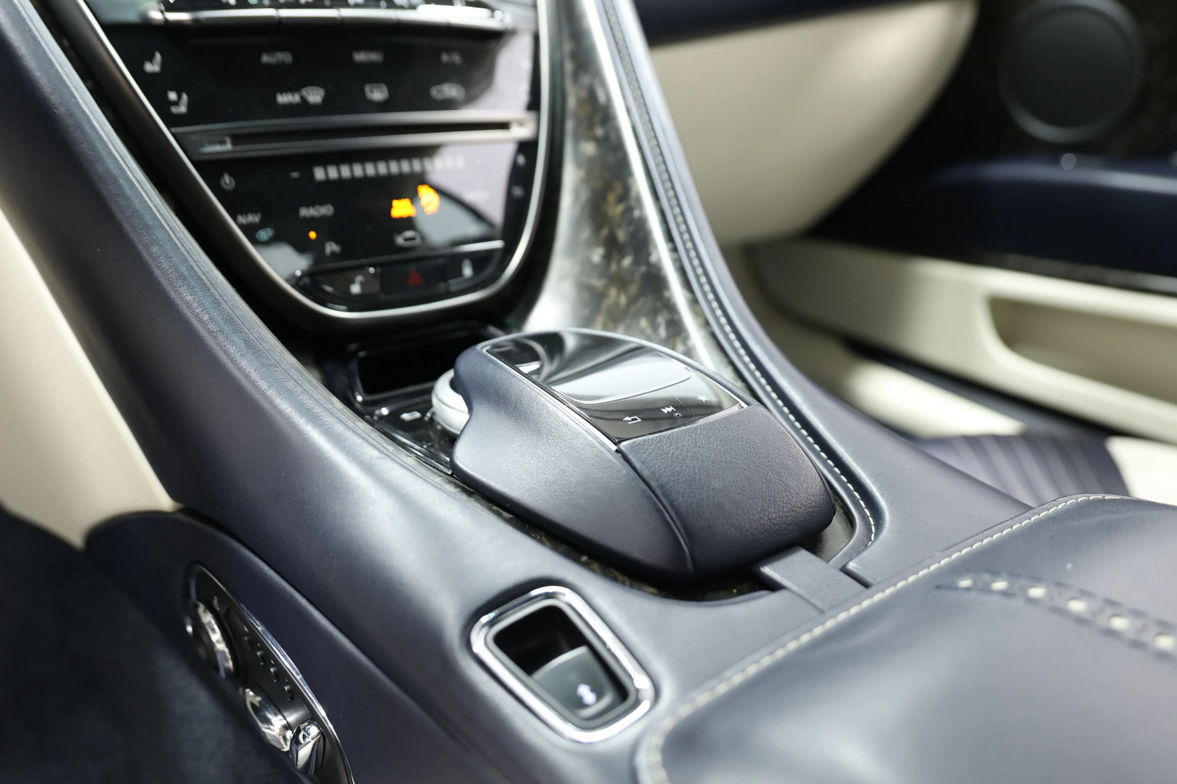 Used 2019 Aston Martin DB11 Coupe RWD image 46