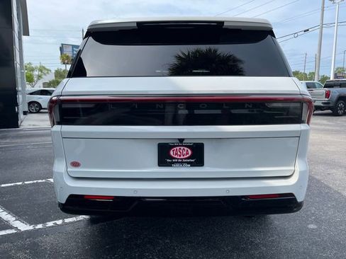 Used 2025 Lincoln Navigator Reserve AWD/4WD image 7