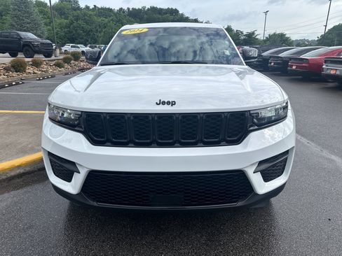 Used 2024 Jeep Grand Cherokee Altitude AWD/4WD image 3