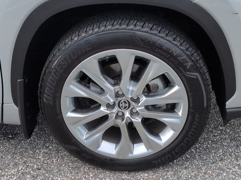 Used 2024 Toyota Highlander Limited FWD image 11