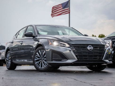 Used 2025 Nissan Altima 2.5 SV FWD image 2