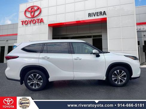 Used 2021 Toyota Highlander XLE AWD/4WD image 6