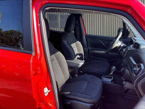 Used 2023 Jeep Renegade Altitude AWD/4WD image 10