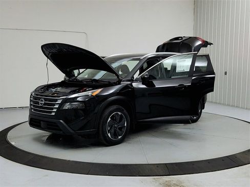 Used 2024 Nissan Rogue SV w/ SV Premium Package image 11