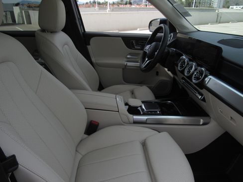 Used 2023 Mercedes-Benz GLB 250 4MATIC image 9