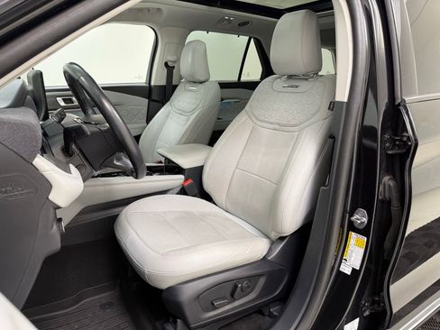 Used 2025 Ford Explorer Platinum w/ Ultimate Package AWD/4WD image 18