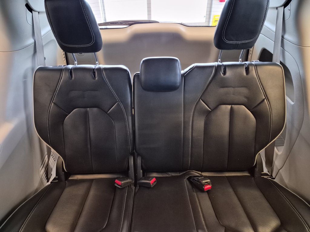 Used 2023 Chrysler Pacifica Limited FWD image 30