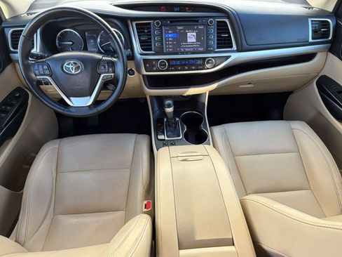 Used 2019 Toyota Highlander XLE FWD image 16