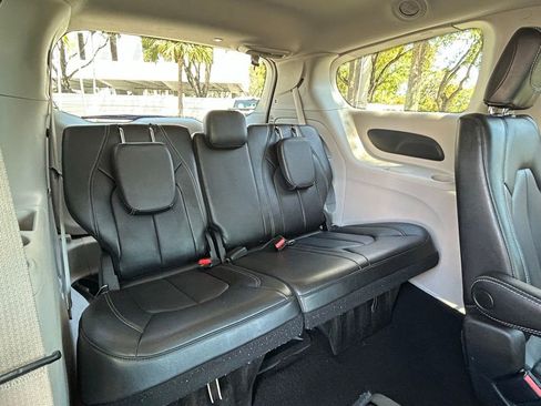 Used 2023 Chrysler Pacifica Touring-L image 36