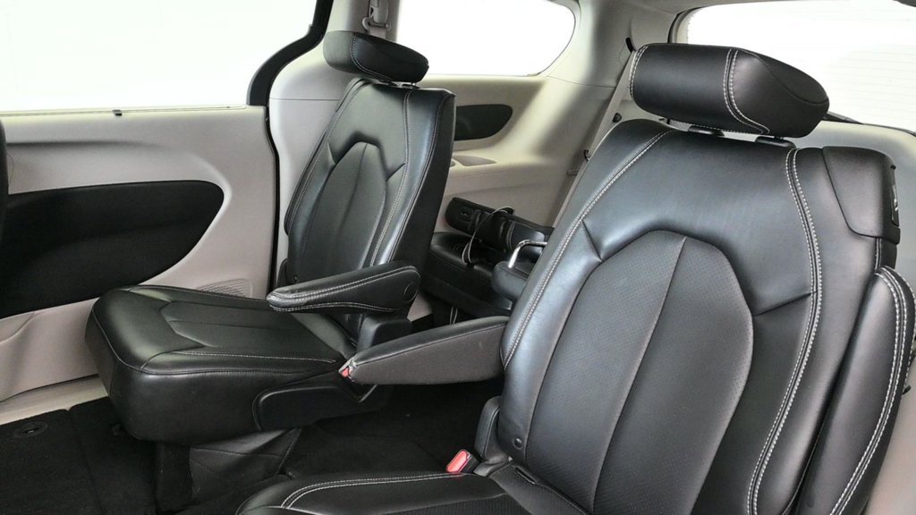 Used 2023 Chrysler Pacifica Touring-L FWD image 14
