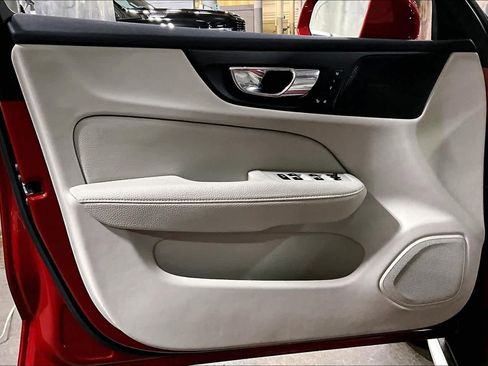 Used 2020 Volvo V60 T5 Cross Country w/ Protection Package image 22