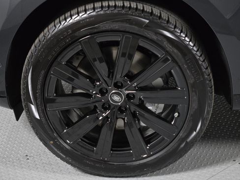 New 2025 Land Rover Range Rover SE image 9