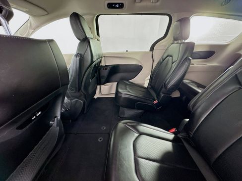 Used 2024 Chrysler Pacifica Touring-L FWD image 24