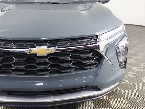 Used 2025 Chevrolet Trax LT FWD image 11
