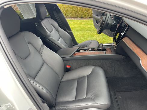 Used 2025 Volvo V60 B5 Cross Country Plus image 32