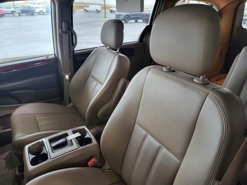 Used 2013 Chrysler Town & Country Touring-L w/ Driver Convenience Group image 10