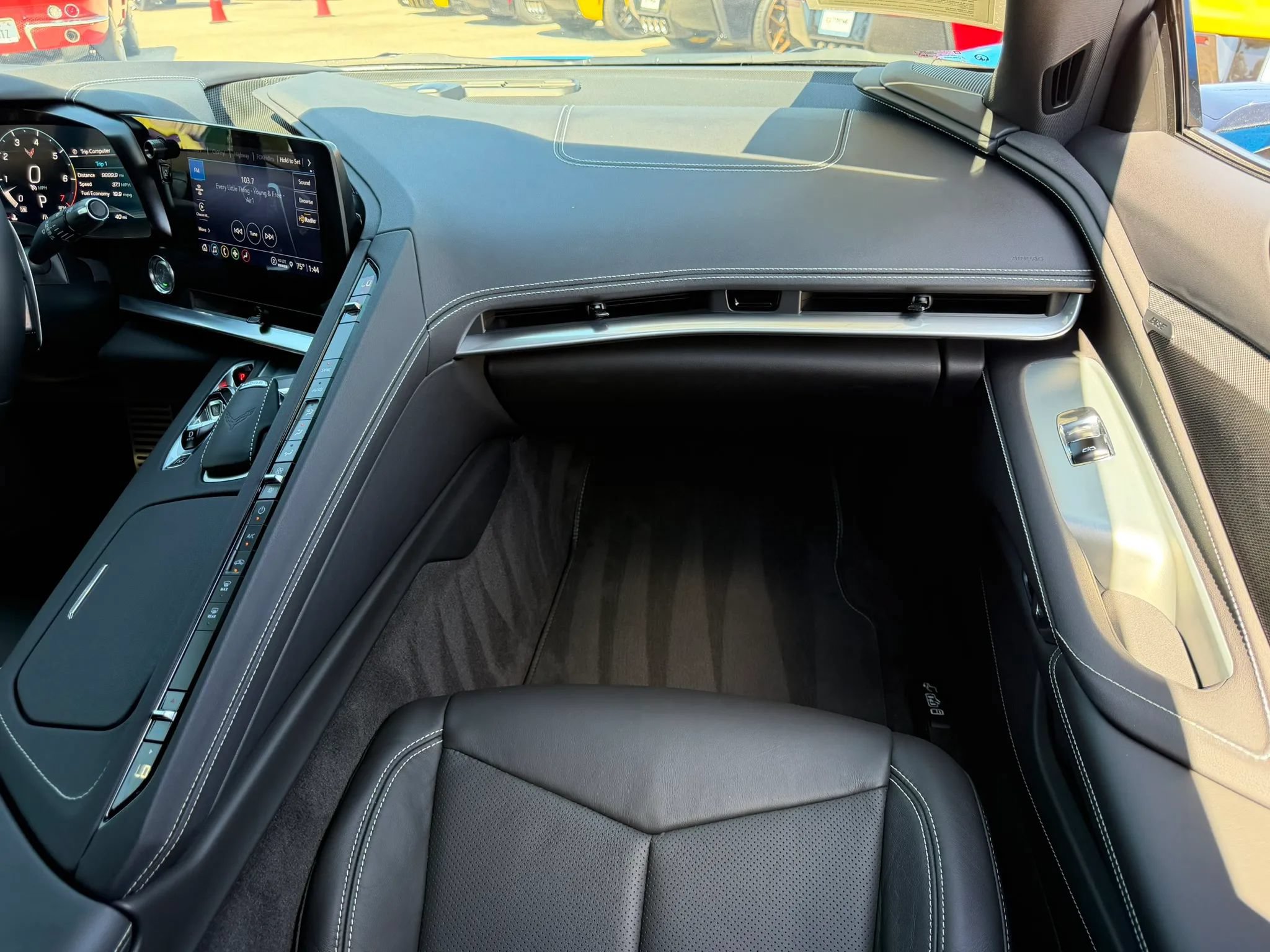 Used 2022 Chevrolet Corvette Stingray Coupe w/ 1LT RWD image 23
