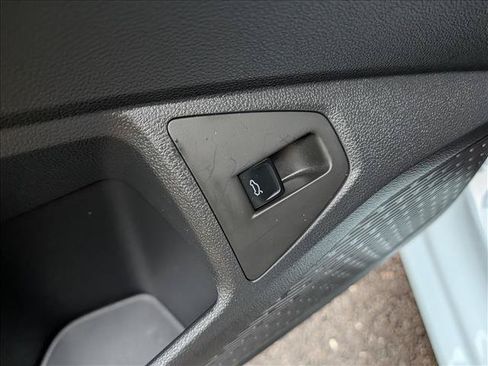 Certified 2025 Volkswagen Jetta SE w/ Sunroof Package FWD image 28
