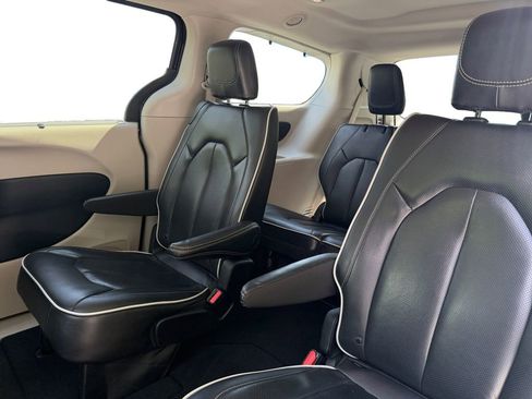Used 2023 Chrysler Pacifica Limited FWD image 13