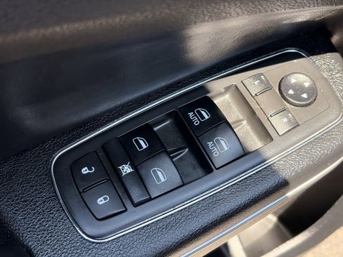 Used 2018 Chrysler 300 Touring L RWD image 20
