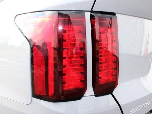 Used 2023 Kia Sorento S w/ Panoramic Sunroof Package image 8