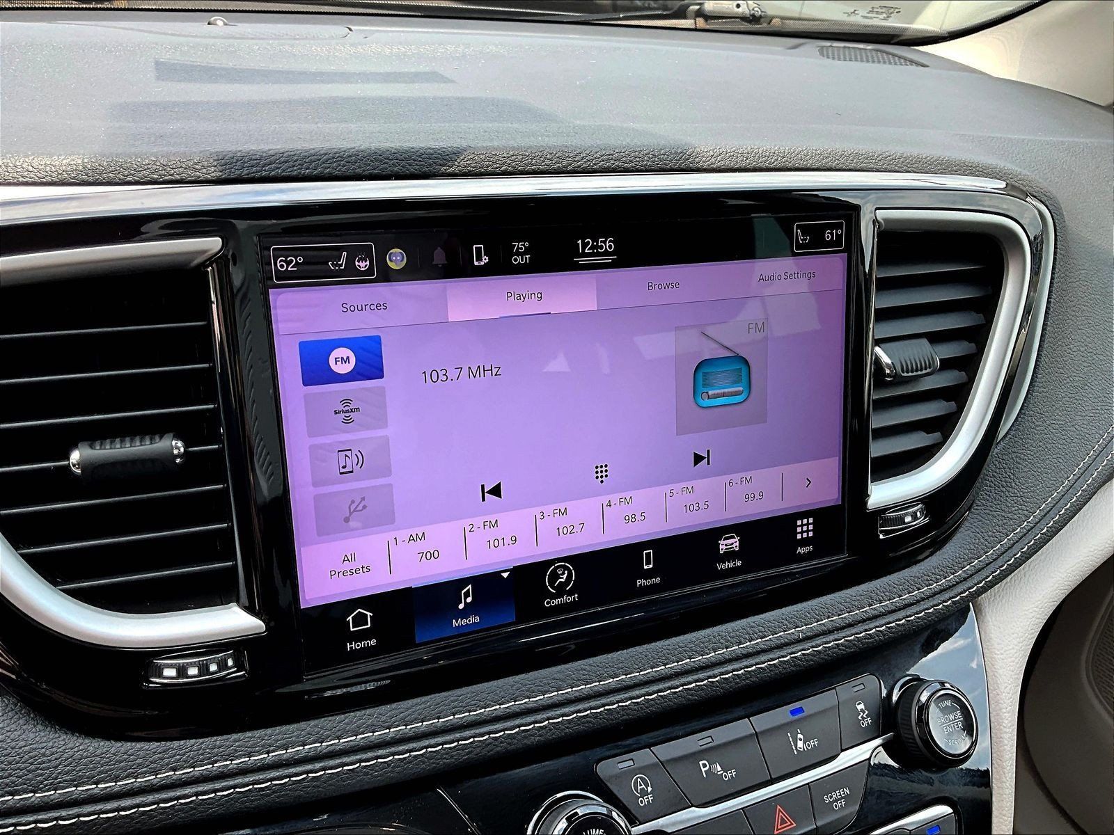 Used 2022 Chrysler Pacifica Touring-L FWD image 13