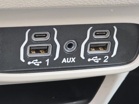 Used 2023 Chrysler Pacifica Touring-L image 7