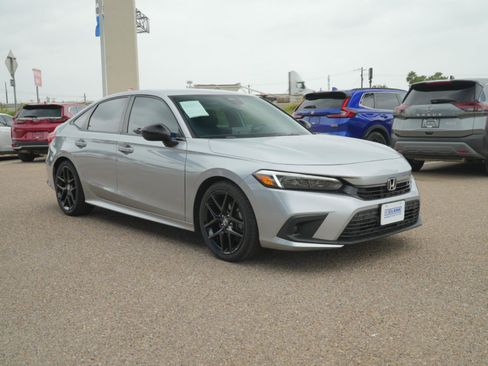 Used 2023 Honda Civic Sport image 3
